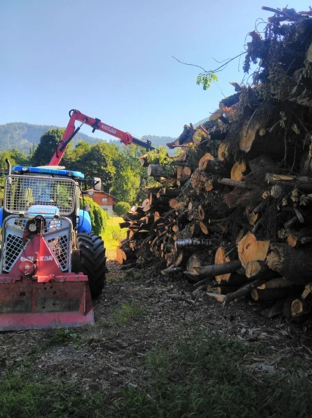 Mise en pile de bois energie 